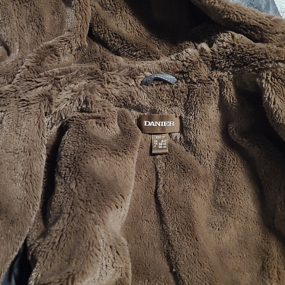 Danier leather jacket with warm lining - Picture 2 of 4